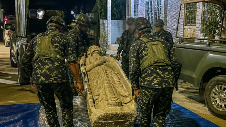 দিনাজপুরে বিশেষ অভিযানে ৩২ কেজির কষ্টিপাথরের বিষ্ণুমূর্তি উদ্ধার, একজন আটক