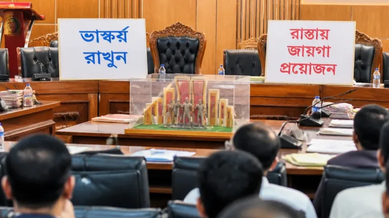 দুই নম্বর গেটে মুক্তিযোদ্ধার ভাস্কর্য সরানো নিয়ে জেলা সম্মেলনে তর্ক-বিতণ্ডা