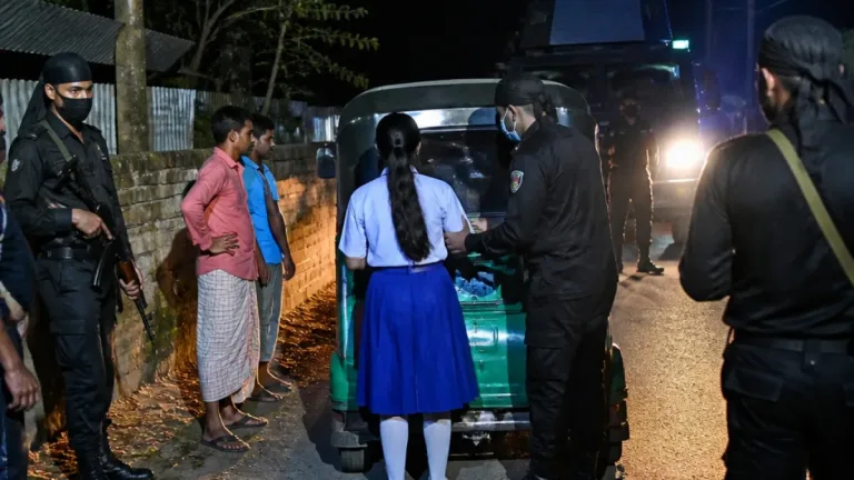 গাইবান্ধায় অপহৃত ১৪ বছরের স্কুলছাত্রী উদ্ধার, র‌্যাব গ্রেফতার করেছে ৩ জন
