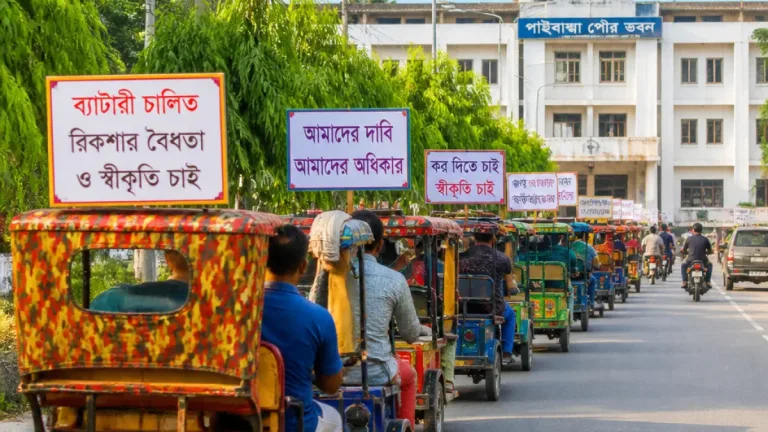 গাইবান্ধায় ব্যাটারি চালিত ভ্যান-রিকশাচালকদের বিক্ষোভ; পৌর প্রয়োগে ‘প্লেট বাণিজ্য’ বন্ধের দাবি