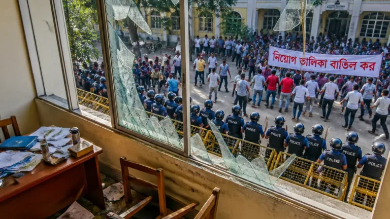 গাইবান্ধায় ফুলছড়ি ইউএনও কার্যালয়ে ভাঙচুর: পরিবারের কার্ড নিয়োগ তালিকা বিতর্কে সংঘর্ষ