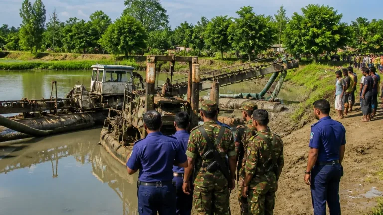 গোবিন্দগঞ্জে অবৈধ বালু উত্তোলনে ভ্রাম্যমাণ আদালত: দুই ড্রেজার ধ্বংস, একজনকে ২০ দিনের কারাদণ্ড