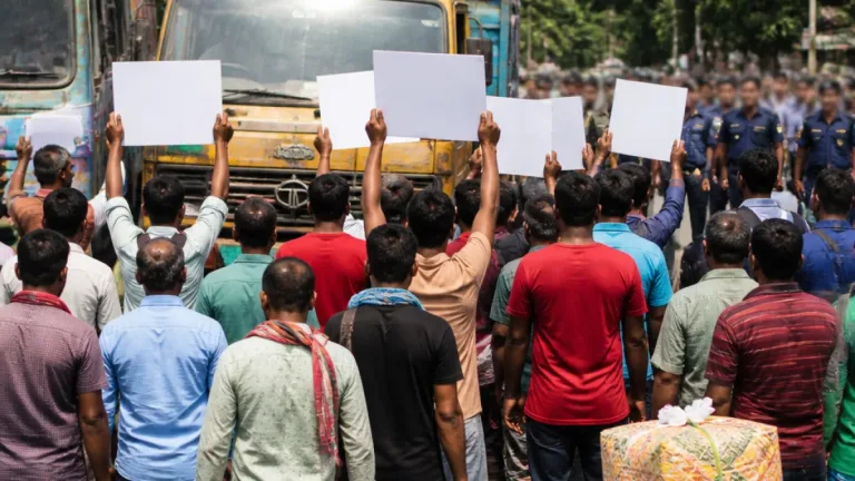 গ্রেপ্তার ও নির্যাতনের অভিযোগে দিনাজপুরে পরিবহন ধর্মঘট; যোগাযোগ ছিন্ন, চরম ভোগান্তি