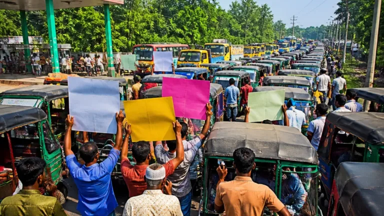 জামালপুরে গ্যাস সংকটে সড়ক অবরোধ, সাধারণ মানুষ ও চালকরা ত্রাহি-ত্রীহি