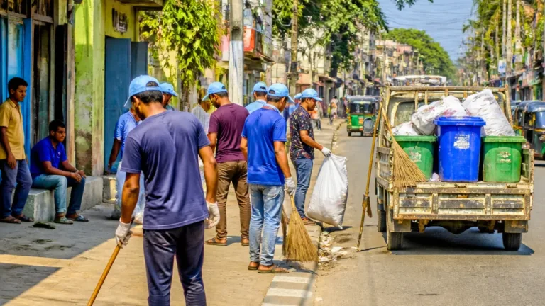 জামালপুরে মেয়রপ্রার্থীর শহর পরিচ্ছন্নতা অভিযান: বাকুলতলা থেকে দয়াময়ী মোড় পর্যন্ত পরিষ্কার কাজ