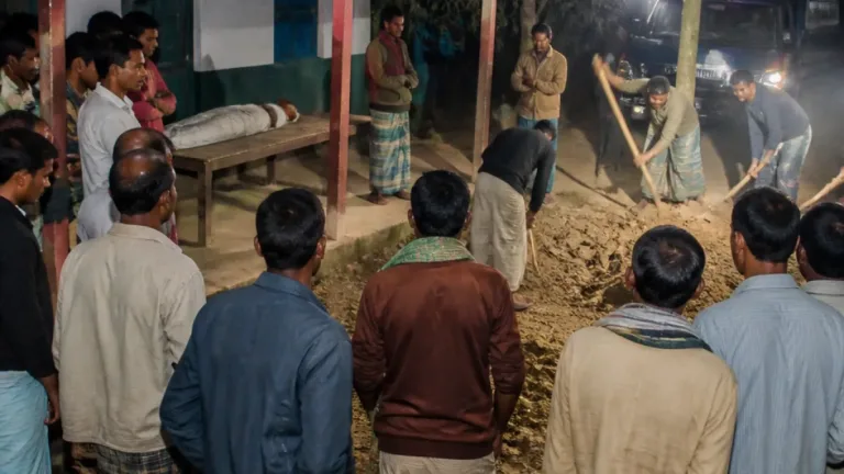 জমি-বিরোধে দাফন আটকে; শ্রীপুরে বারান্দায় রাখলো মরদেহ, উঠানেই কবর খননের প্রস্তুতি