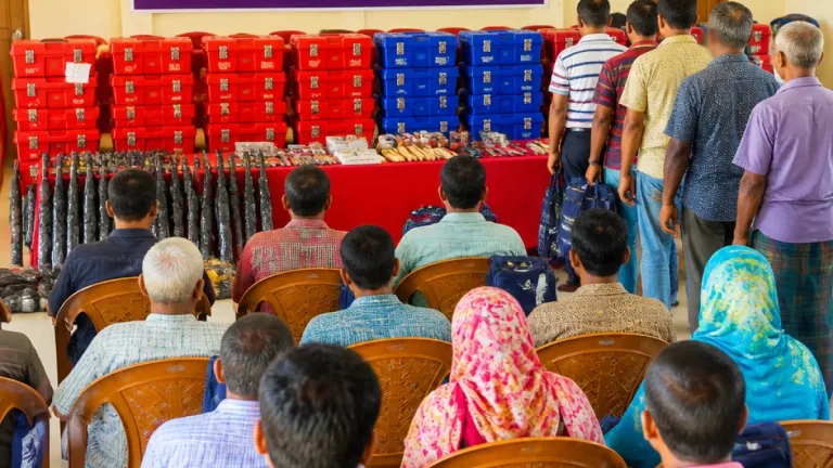 জয়পুরহাটে রবিদাস সম্প্রদায়ের ১১৬ জনকে টুলবক্স, ছাতা ও মেরামতের সরঞ্জাম বিতরণ