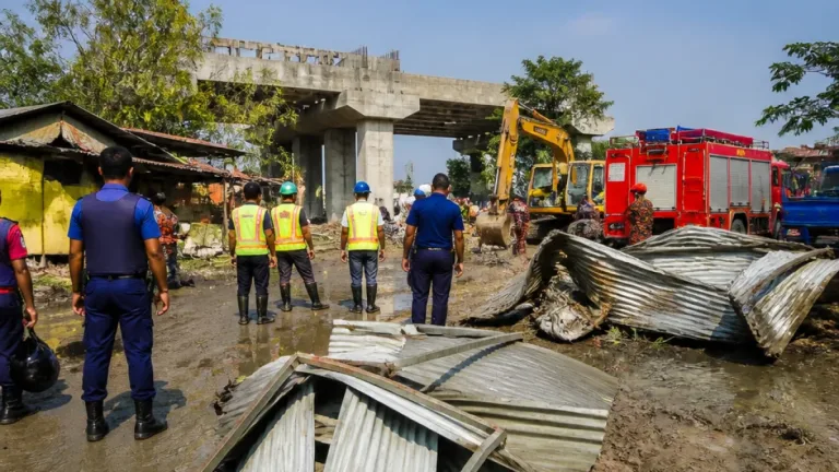 কাউনখালীর সওজ জমি থেকে ৫ অবৈধ স্থাপনা উচ্ছেদ, সেতু নির্মাণের পথ পরিষ্কার