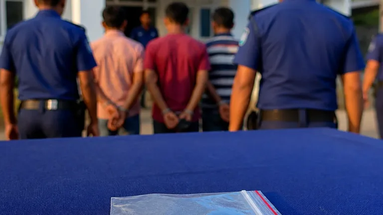 কলারোয়ায় পুলিশি অভিযানে ১০ পিস ইয়াবাসহ তিন আসামি গ্রেপ্তার