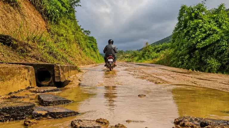 খাগড়াছড়ি-লংগদু সড়কের তেতুলতলায় পানি জমে চলাচলে দুর্ভোগ