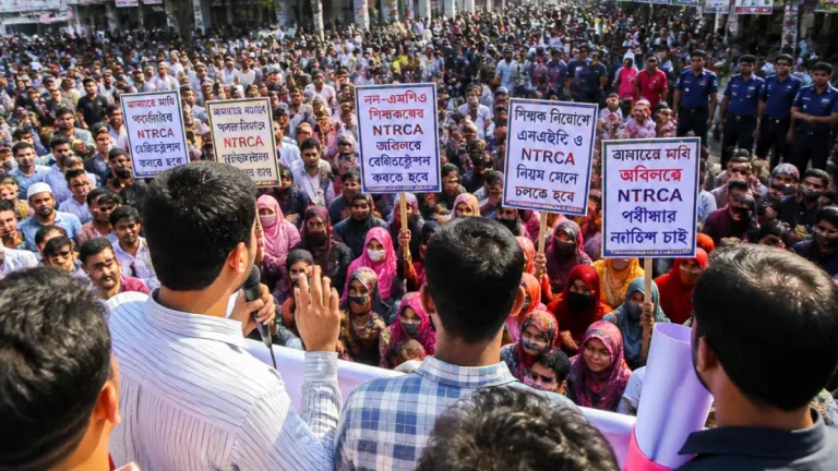 কিশোরগঞ্জে শিক্ষক নিয়োগের দাবিতে মানববন্ধন, তিন দফা বাস্তবায়নের অনুরোধ