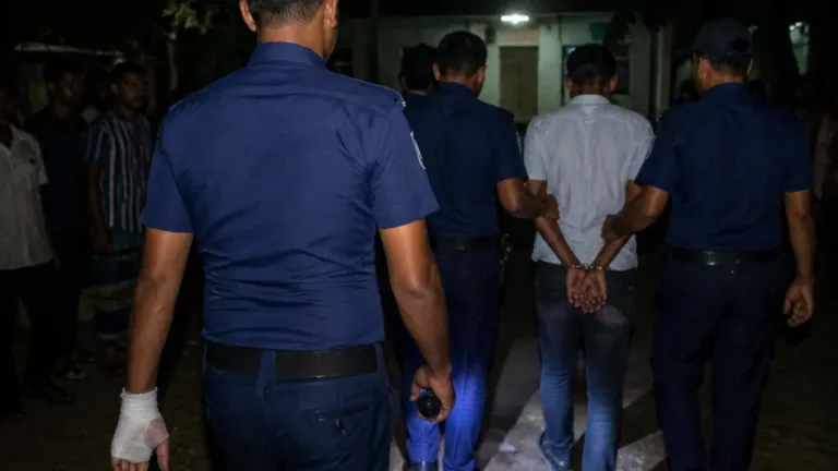কোটালীপাড়ায় গ্রেফতারে বাধা দেবে অভিযুক্ত স্বেচ্ছাসেবক নেতা, পুলিশ সদস্য আহত ও তারপর গ্রেফতার