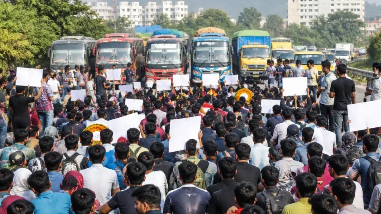 কুমিল্লায় শিক্ষার্থীদের সড়ক অবরোধ: অপ্রতিম হত্যার ন্যায়বিচারের দাবি