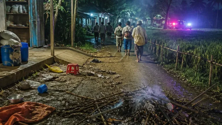 কুড়িগ্রামে সারের দাবিতে বিক্ষোভের পরে গ্রামজীবনে ভীতির ছায়া, কৃষকেরা রাতেকারি ঘরছাড়া