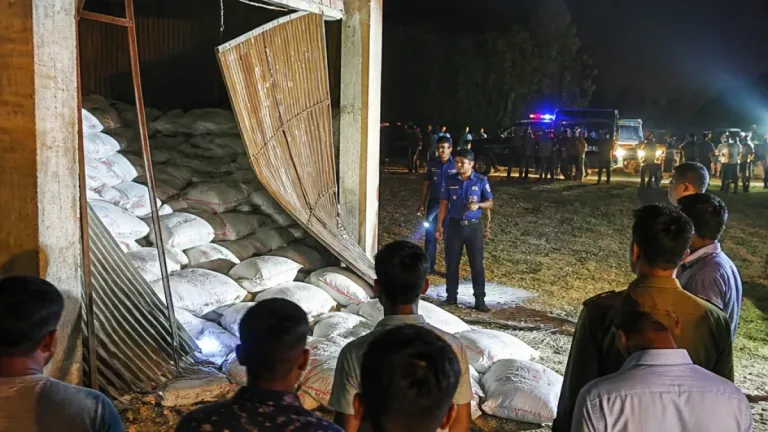 কুড়িগ্রামের ভূরুঙ্গামারীতে সার লুট: রাত পর্যন্ত ১০০ বস্তা উদ্ধার, তদন্ত কমিটি গঠন