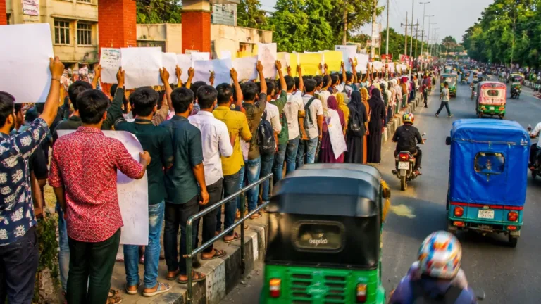 কুষ্টিয়া মেডিকেল কলেজের সামনে ফুটওভার ব্রিজ দাবিতে মানববন্ধন, নিরাপত্তা ঝুঁকির আলোকচিত্র