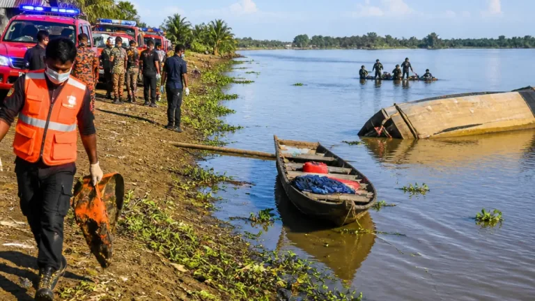 কুষ্টিয়ার কুমারখালীতে বালুবাহী গাড়ি উল্টে একজন শিশু নিখোঁজ, তিনজন উদ্ধার