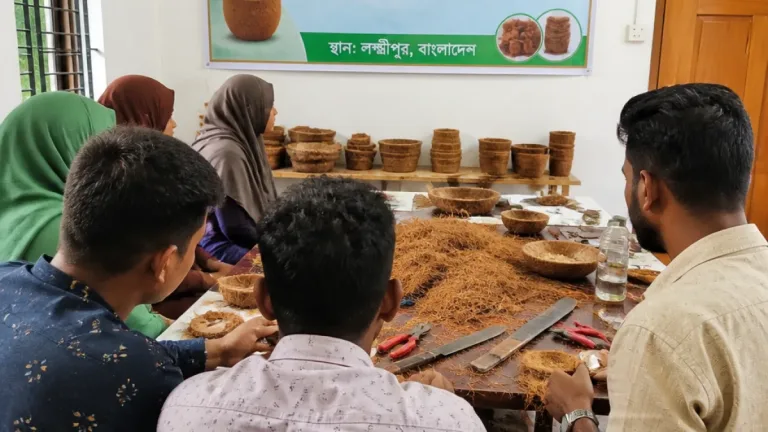 লক্ষ্মীপুরে নারিকেলের ছোবড়া থেকে পণ্য উৎপাদনে প্রশিক্ষণ: ক্ষুদ্র উদ্যোগে নতুন সম্ভাবনা