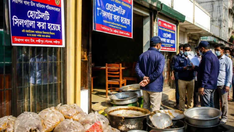 লক্ষ্মীপুরে তিন হোটেলে পচা‑বাসি খাবার ও অস্বাস্থ্যকর রান্নাঘরের অভিযোগে মোট ১০ লাখ ২০ হাজার টাকা জরিমানা