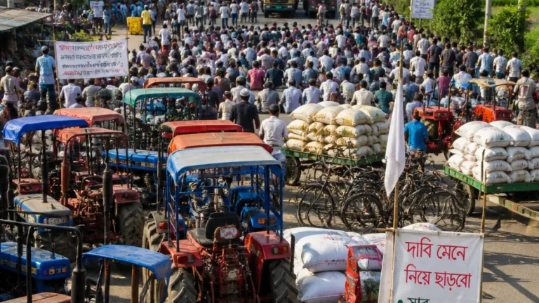 লালমনিরহাটে সারের ঘাটতি অভিযোগে কৃষকেরা মহাসড়ক অবরোধ, প্রশাসন দুই দিনের আশ্বাস
