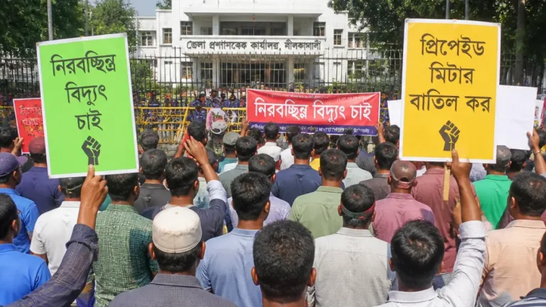 লোডশেডিং ও প্রিপেইড মিটারের বিরুদ্ধায় নীলফামারীতে শ্রমিকদের বিক্ষোভ ও স্মারকলিপি