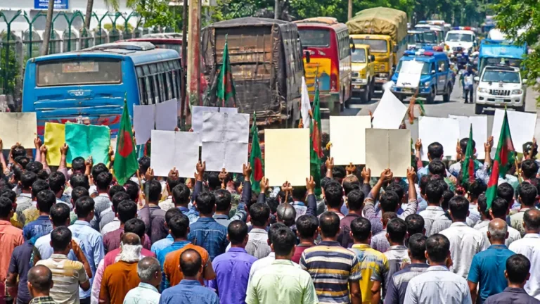 লোডশেডিংয়ে উত্তাল মাধবদী: বিদ্যুৎ অফিস ঘেরাও, ঢাকা–সিলেট মহাসড়কে গণজমায়েত স্থবিরতা