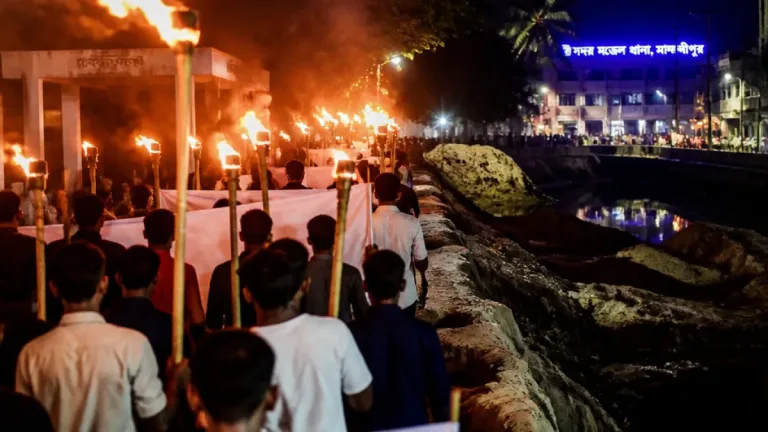 মাদারীপুরে অবৈধ ড্রেজারবিহীন বালু উত্তোলন প্রতিবাদে মশাল মিছিল ও প্রশাসনকে অনুরোধ