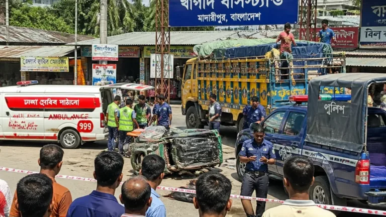 মাদারীপুরে ট্রাক-ইজিবাইক সংঘর্ষে পাঁচজন আহত; ঘাতক ট্রাক জব্দ, চালক পলাতক