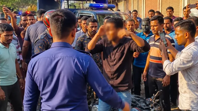 মাগুরায় প্রকাশ্যে পুলিশকে আটকে মারধর: এলাকায় উত্তেজনা, তদন্ত চলছে