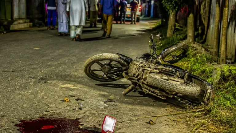 মহম্মদপুরে নাইটগার্ডকে পিটিয়ে ৫ লাখ টাকা ও স্বর্ণালংকার ছিনতাই, চিকিৎসায় স্ত্রী-সন্তানসহ আহত