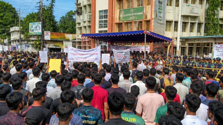 মহম্মদপুরে প্রশাসনের স্বাধীনতা ও চাঁদাবাজি-বিরোধী বিএনপির একটি অংশের প্রতিবাদ মিছিল