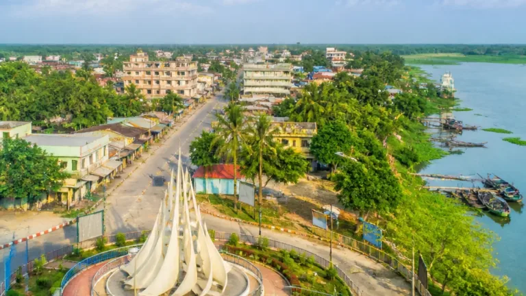 মানিকগঞ্জে কিশোরীর শ্লীলতাহানির অভিযোগ: প্রতিবাদে পরিবারকে হুমকি ও আঁতকে জীবন