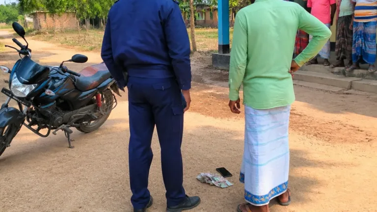মানিকগঞ্জে পুলিশ পরিচয়ে তরুণকে আটক করে টাকা আদায়ের অভিযোগ, কথিত সোর্স গ্রেপ্তার