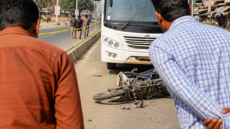 মানিকগঞ্জে উল্টো পথে ছুটে আসা বাসের ধাক্কায় মা ও ১০ মাসের মেয়ে নিহত