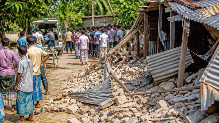 মানিকগঞ্জের সাটুরিয়ায় রাস্তা বন্ধ নিয়ে সংঘর্ষে সাতজন আহত
