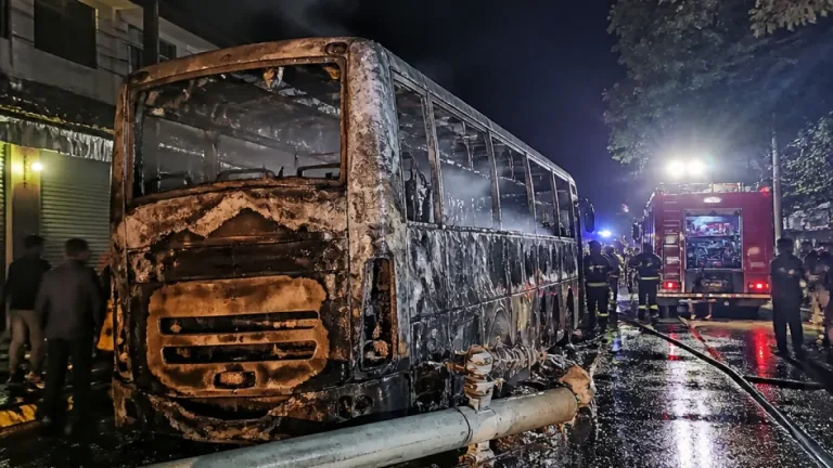 মাসকান্দায় দাঁড়িয়ে থাকা সৌখিন বাসে অগ্নিকাণ্ড; চালক ছাড়া বাস এগিয়ে পড়ে বৈদ্যুতিক খুঁটিতে ধাক্কা