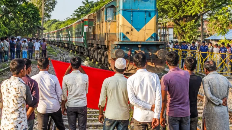 মশাখালী রেলস্টেশনে রেললাইনে অবস্থান: ঢাকা-ময়মনসিংহ রুটে ট্রেন চলাচল বন্ধ