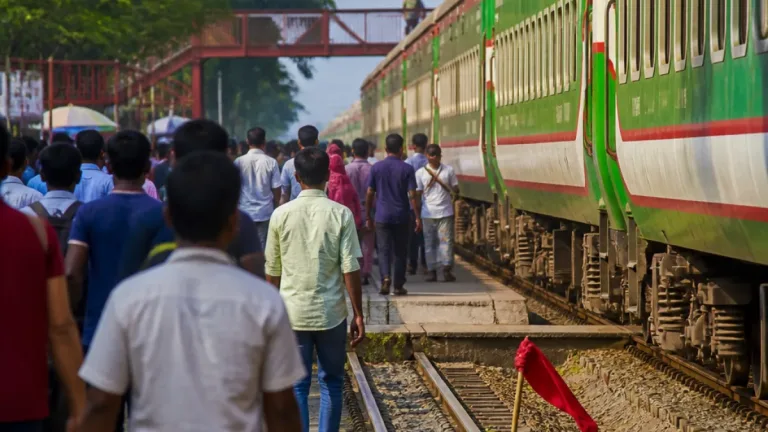মশাখালীতে এক্সপ্রেস আটকে রেল চলাচল বিঘ্ন, স্থায়ী যাত্রাবিরতির দাবিতে এলাকাবাসীর অবস্থান