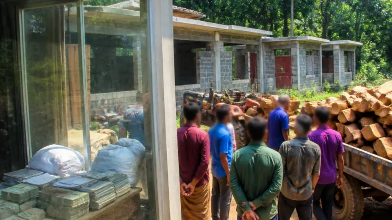 ময়মনসিংহে বন কর্মকর্তার বিরুদ্ধে পাকাঘর-অনুমতি বাণিজ্য: অভিযোগে কোটি টাকার হাতফাঁটা