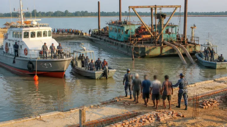 মেঘনা নদী থেকে অবৈধ ড্রেজার জব্দ, মনপুরায় পাঁচজনকে আটক