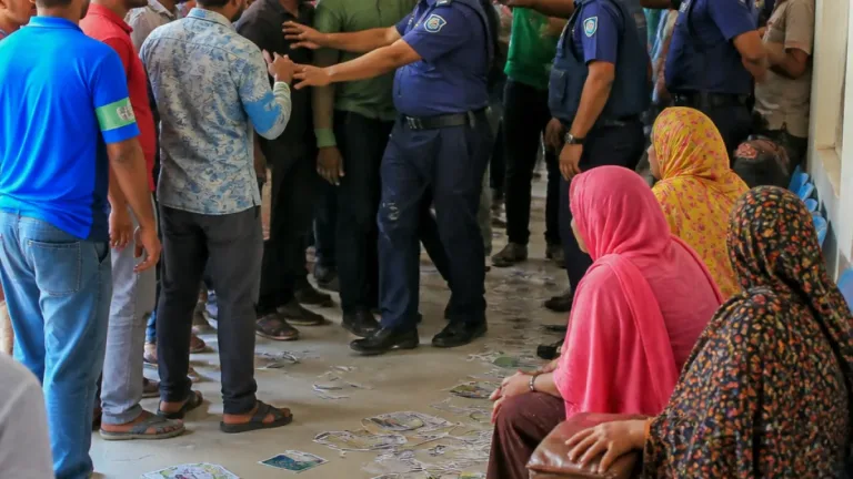 মেহেরপুর জেনারেল হাসপাতালে পারস্পরিক ধস্তাধস্তি: সরকারি হাসপাতালে নিরাপত্তা ও সেবার প্রশ্ন