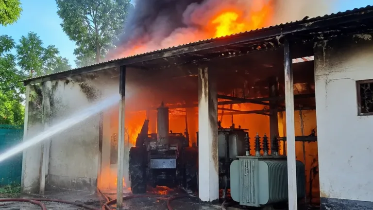 মুন্সিগঞ্জে সিরাজদীখানে পল্লী বিদ্যুৎ অভিযোগ কেন্দ্রের গ্যারেজে আগুন, মালামালের কিছুই ক্ষতিগ্রস্ত হয়নি না—ফায়ার সার্ভিস দ্রুত নিয়ন্ত্রণে