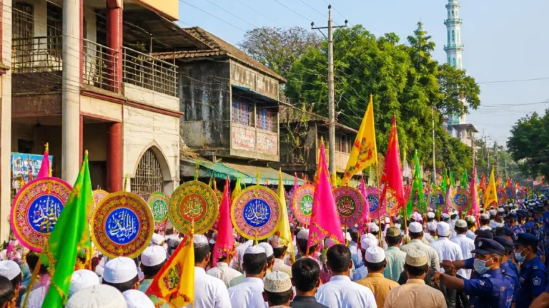 নবীপ্রেমে মুখর মুন্সিগঞ্জ: শতশত পতাকা হাতে বর্ণাঢ্য স্বাগত জুলুস
