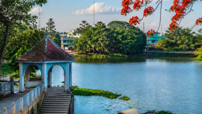 নড়াইলের বাঁশভিটায় প্রাইভেটকারের ধাক্কায় ট্রাক হেলপারের মৃত্যু, প্রাইভেটকারে তিনজন আহত