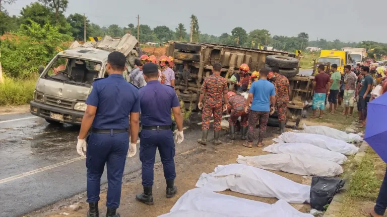 নরতকোণা-ময়মনসিংহ মহাসড়কে ট্রাক-পিকআপ সংঘর্ষে ৪ জন নিহত, আহতหลาย