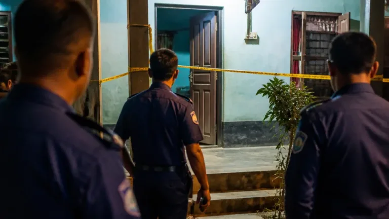 নারায়াণগঞ্জের ফতুল্লা থেকে কুবির শিক্ষিকার ঝুলন্ত মরদেহ উদ্ধার: স্বামীর হেফাজতে