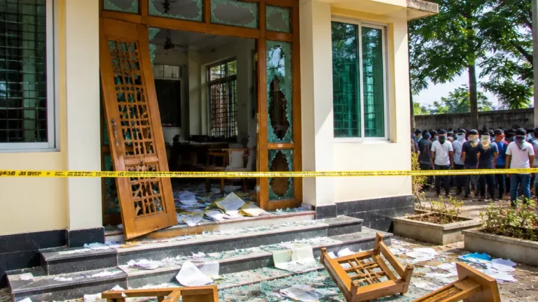 নাটোরে দুই ইউনিও অফিসে হামলা-ভাঙচুর: ২৫ নামবিশিষ্টসহ সর্বমোট ২০০ জনকে আসামি করা হয়েছে
