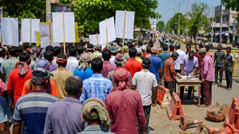 নীলফামারীতে বিদ্যুৎবিল ও অনিয়মের প্রতিবাদে শ্রমিক ঐক্য সংগ্রামের বিক্ষোভ