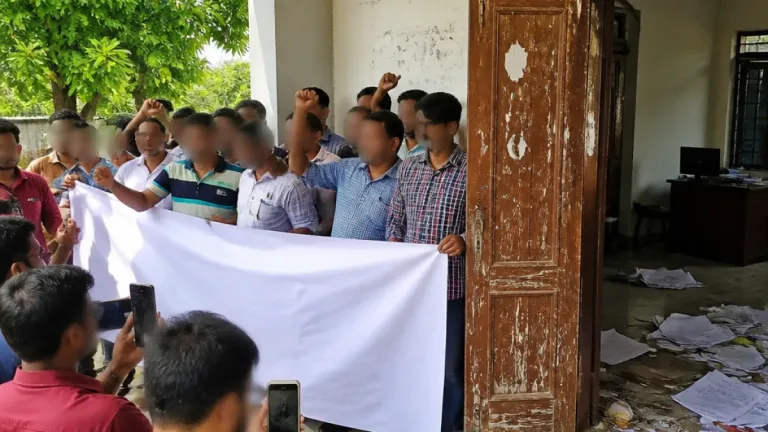 নিয়োগ-বঞ্চনার অভিযোগে নাটোরে দুই উপজেলায় বিক্ষোভ, সাংবাদিকদের লাঞ্ছিত ও মোবাইল ছিনিয়ে নেওয়ার অভিযোগ