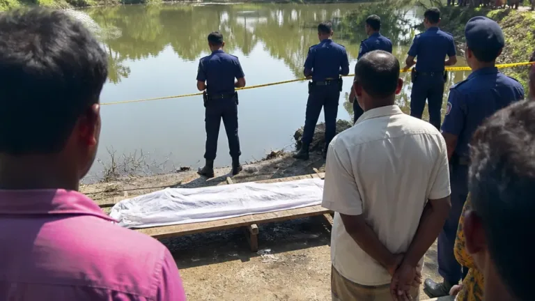 নোয়াখালী কবিরহাটে শাক ধুতে গিয়ে পুকুরে পড়ে গৃহবধুর মৃত্যু